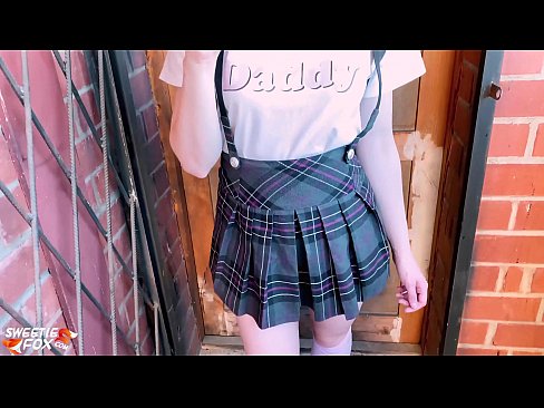 ❤️ Schoolgirl Sucks nws dick tob thiab fucks es tsis txhob ntawm chav kawm. Fucking ntawm peb