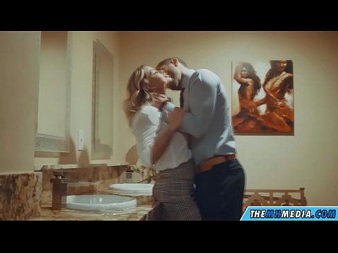 ❤️ Thaum ib tug busty blonde ntxias koj nyob rau hauv ib tug pej xeem chav dej Fucking ntawm peb